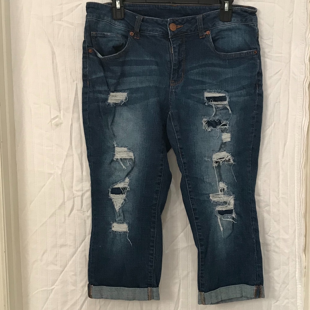 Distressed jean Capris